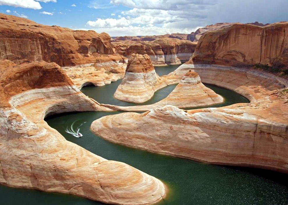 http://www.shabestari.com/Lake%20Powell%20Canyon%20Curvy.jpg